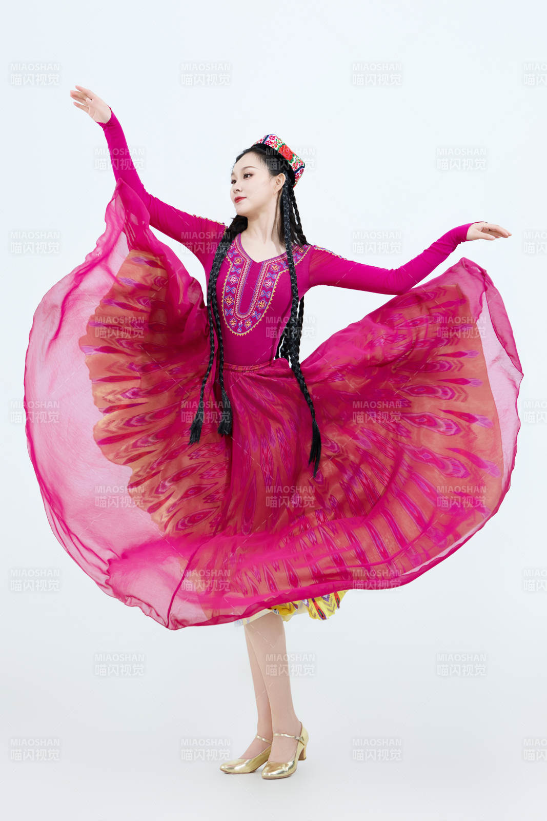 表演中国新疆维吾尔族传统舞蹈的美丽舞者图片