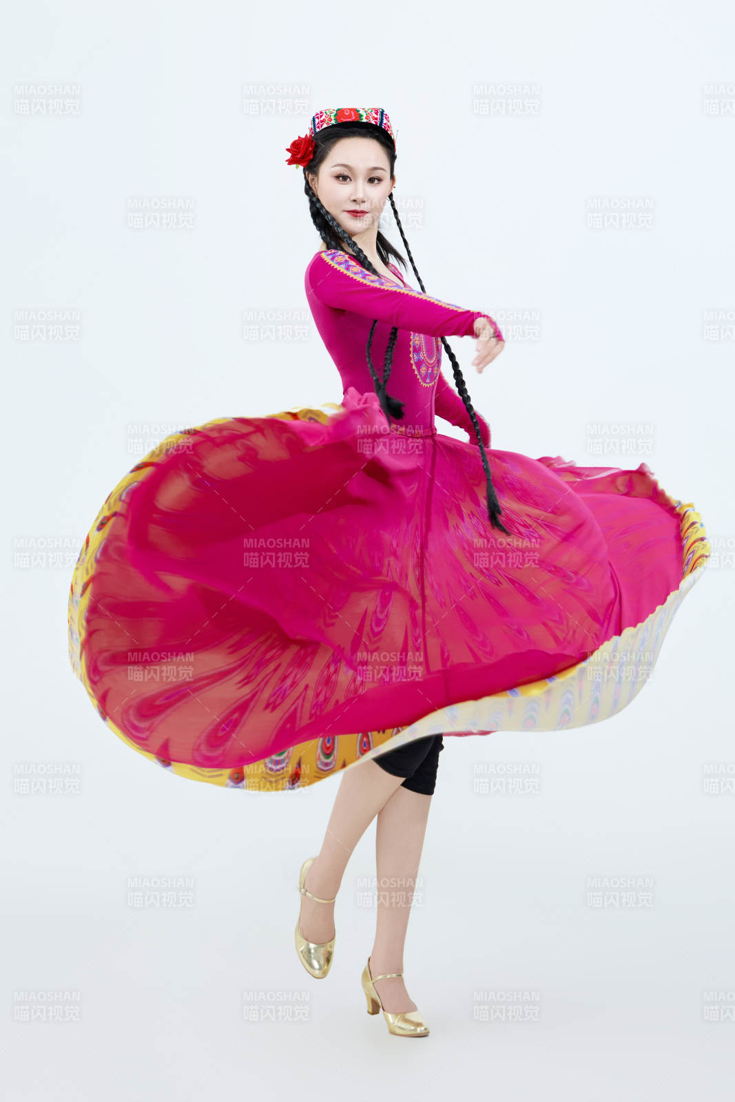 表演中国新疆维吾尔族传统舞蹈的美丽舞者图片