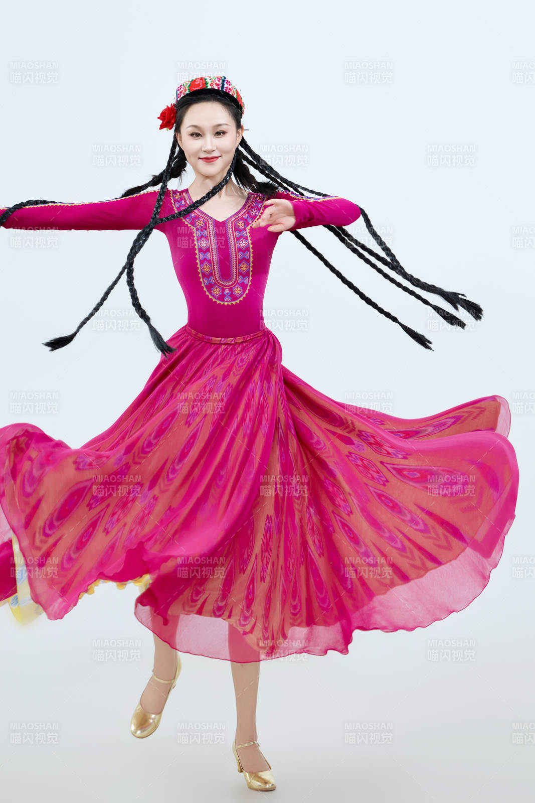 表演中国新疆维吾尔族传统舞蹈的美丽舞者图片