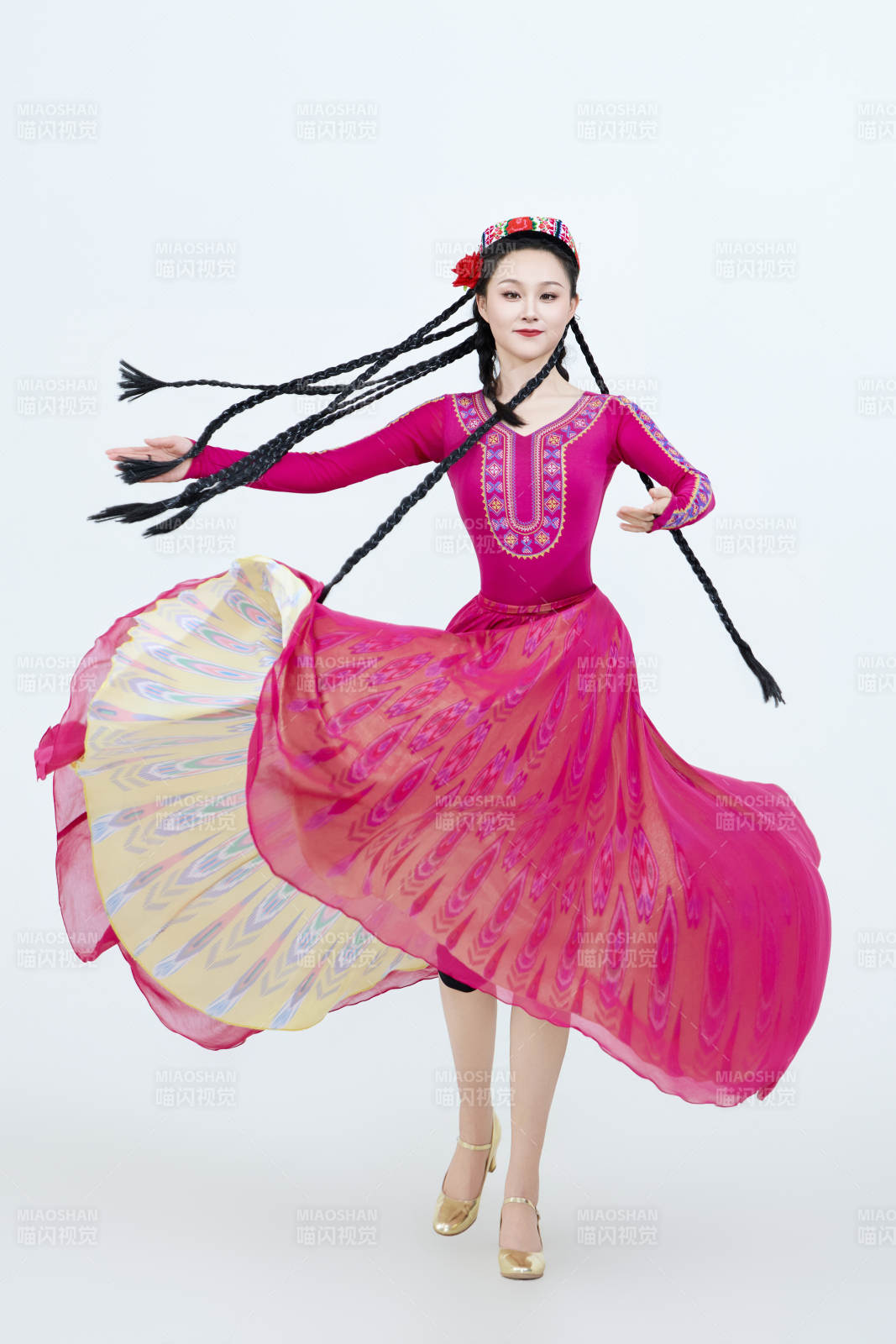 表演中国新疆维吾尔族传统舞蹈的美丽舞者图片