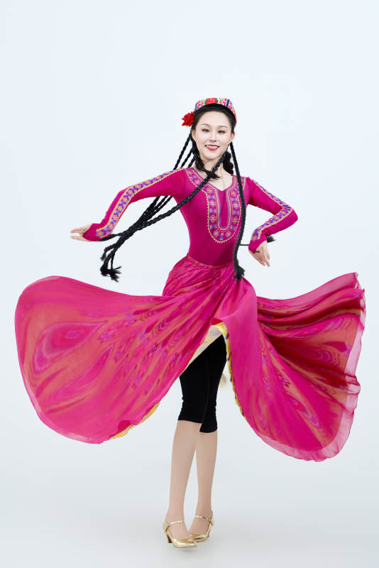 表演中国新疆维吾尔族传统舞蹈的美丽舞者图片