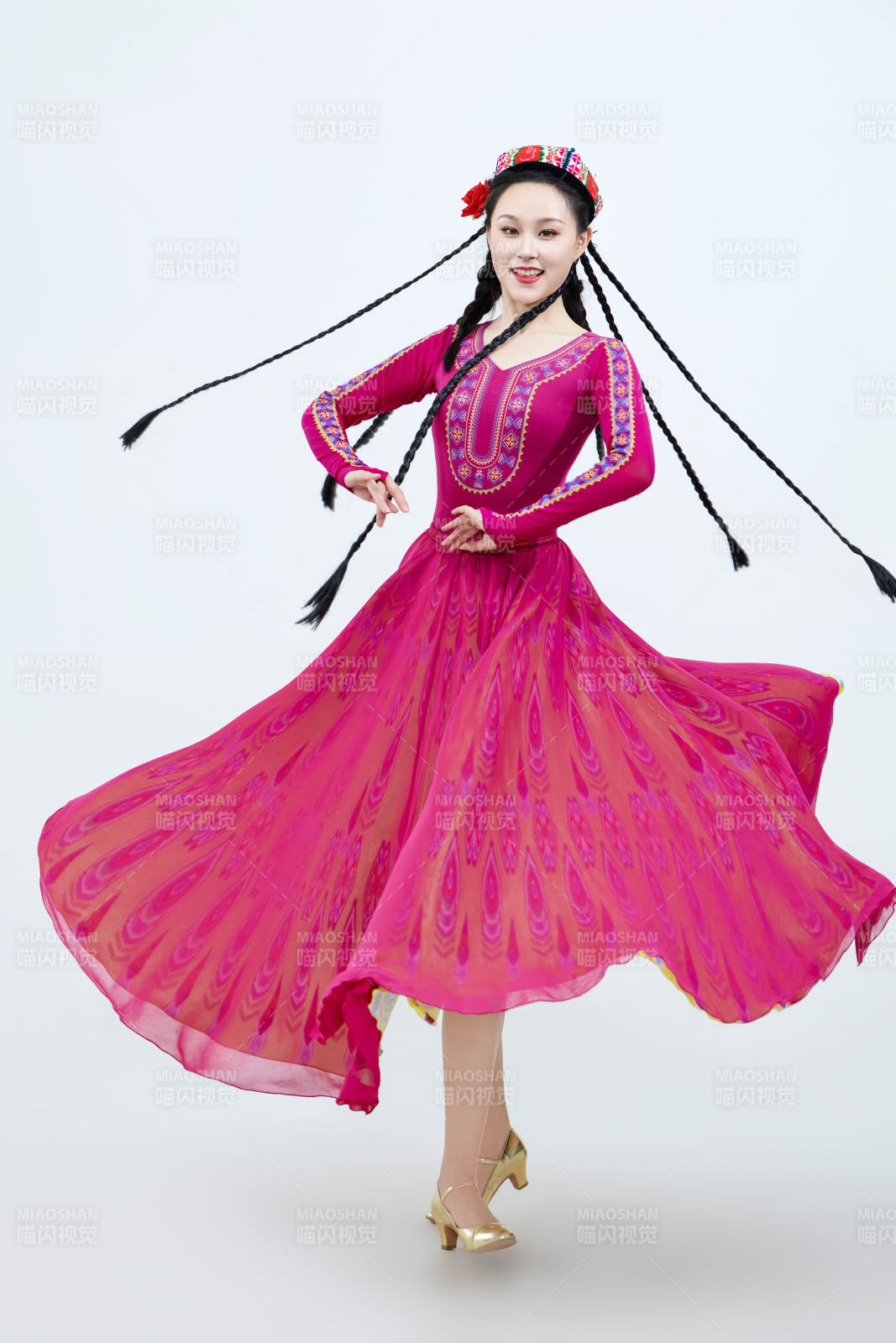 表演中国新疆维吾尔族传统舞蹈的美丽舞者图片