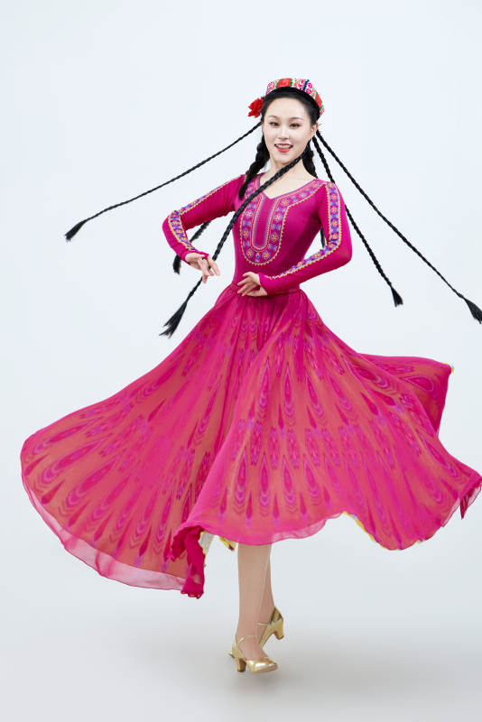 表演中国新疆维吾尔族传统舞蹈的美丽舞者图片