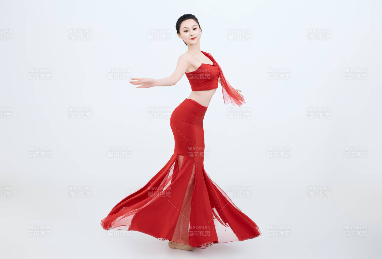 表演中国传统民族舞蹈傣族舞的美丽舞者图片