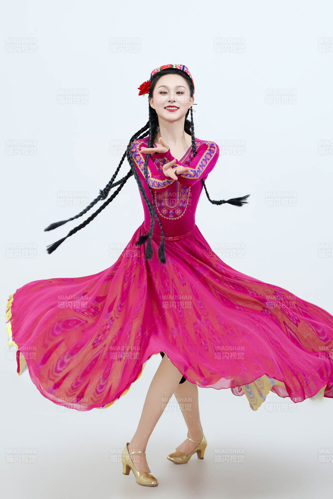 表演中国新疆维吾尔族传统舞蹈的美丽舞者图片