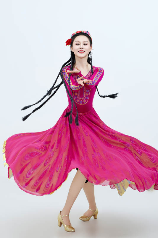 表演中国新疆维吾尔族传统舞蹈的美丽舞者图片