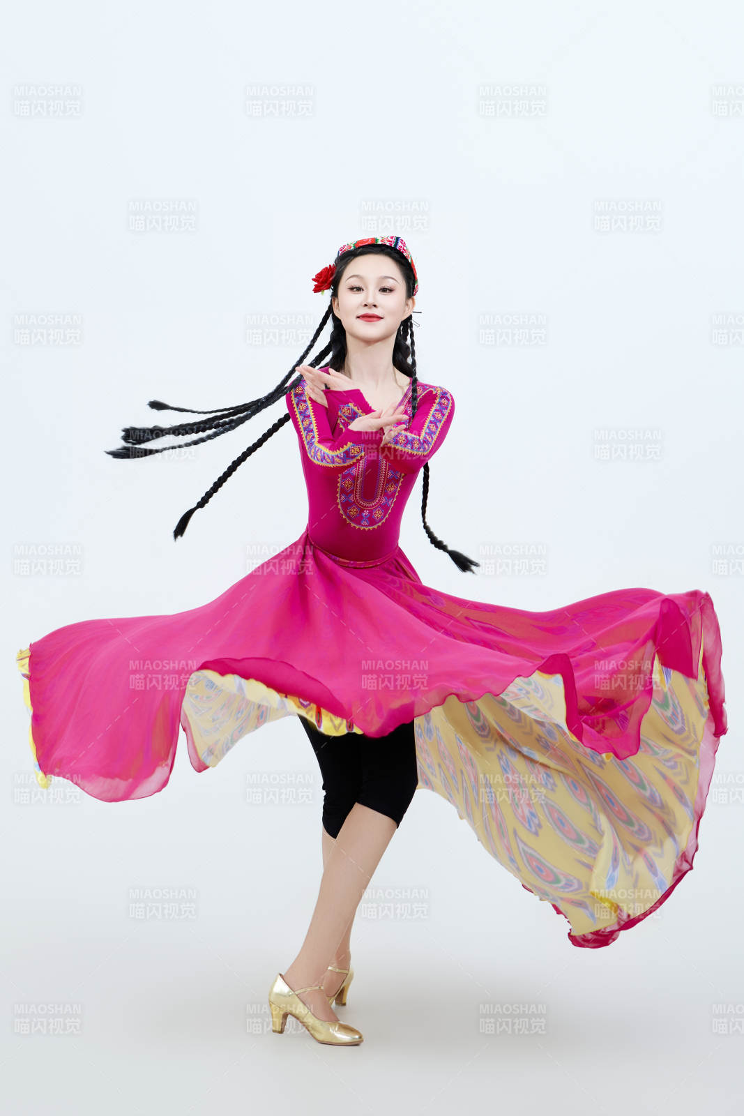 表演中国新疆维吾尔族传统舞蹈的美丽舞者图片