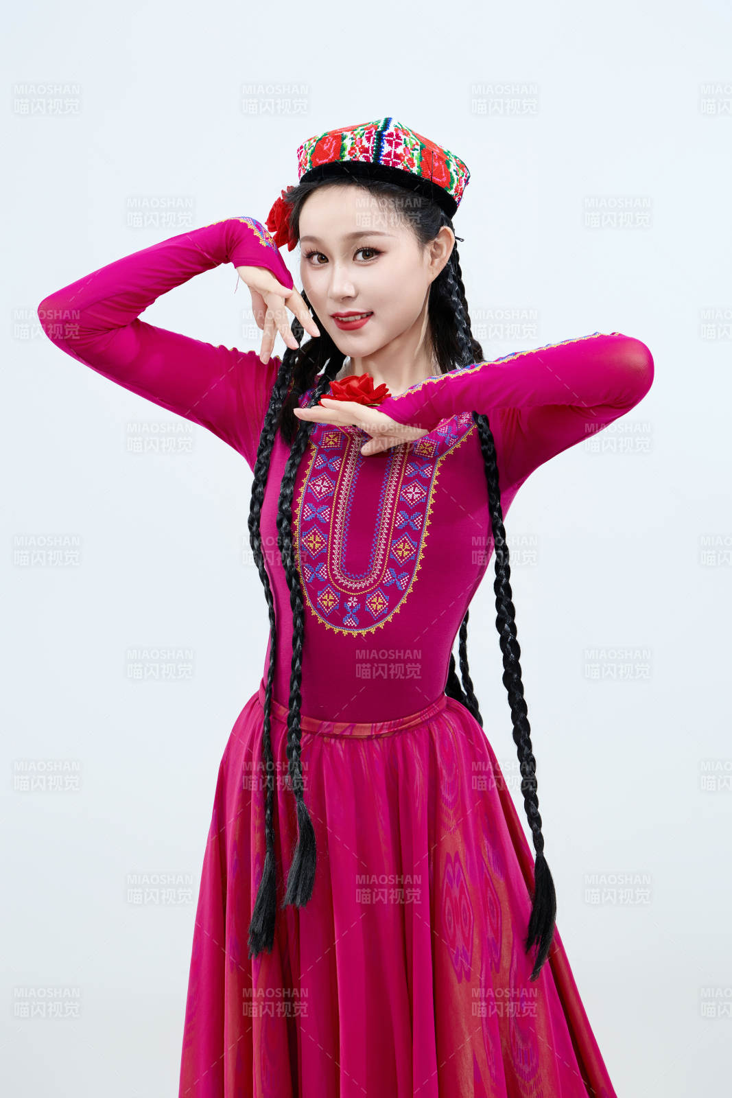 表演中国新疆维吾尔族传统舞蹈的美丽舞者图片