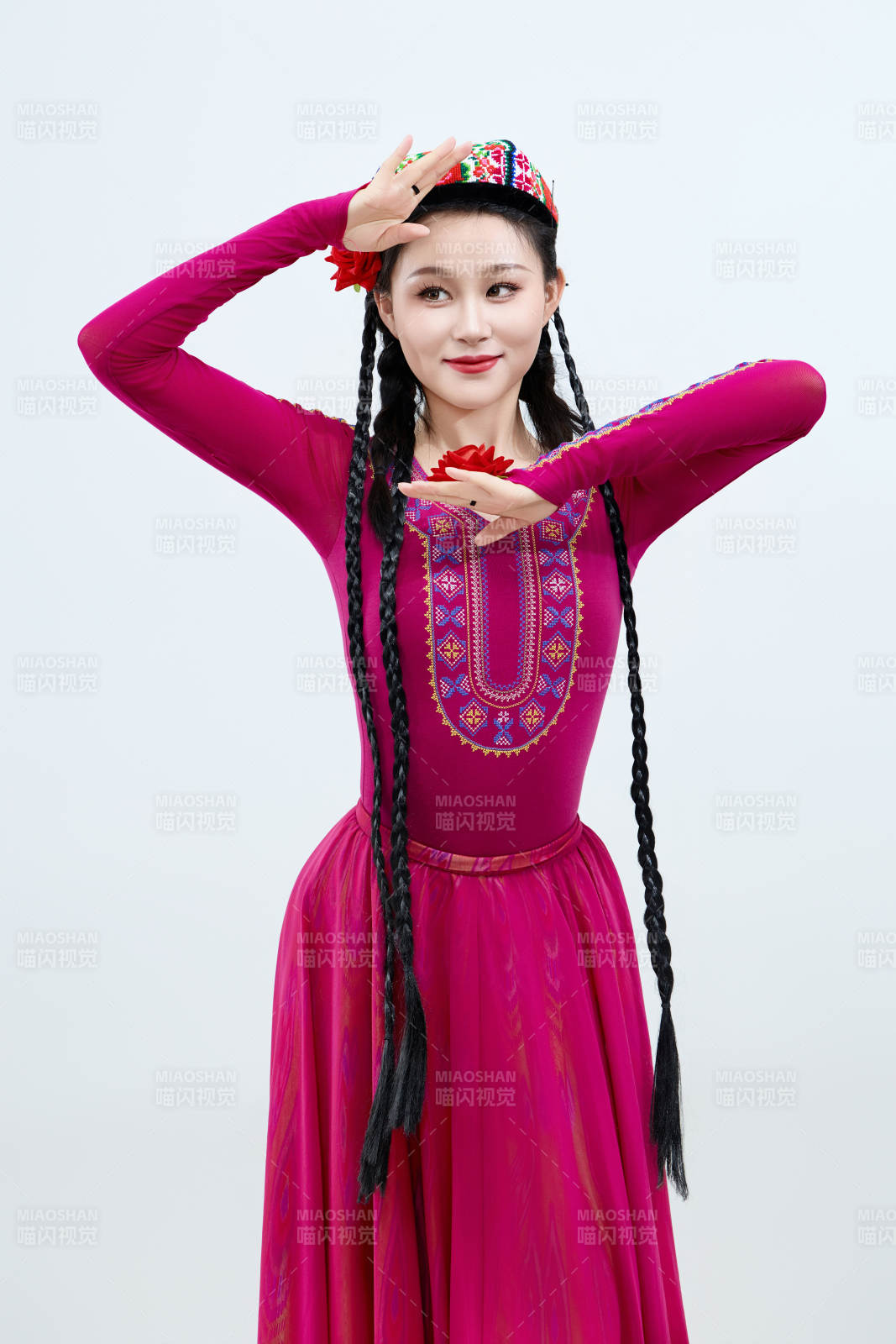 表演中国新疆维吾尔族传统舞蹈的美丽舞者图片