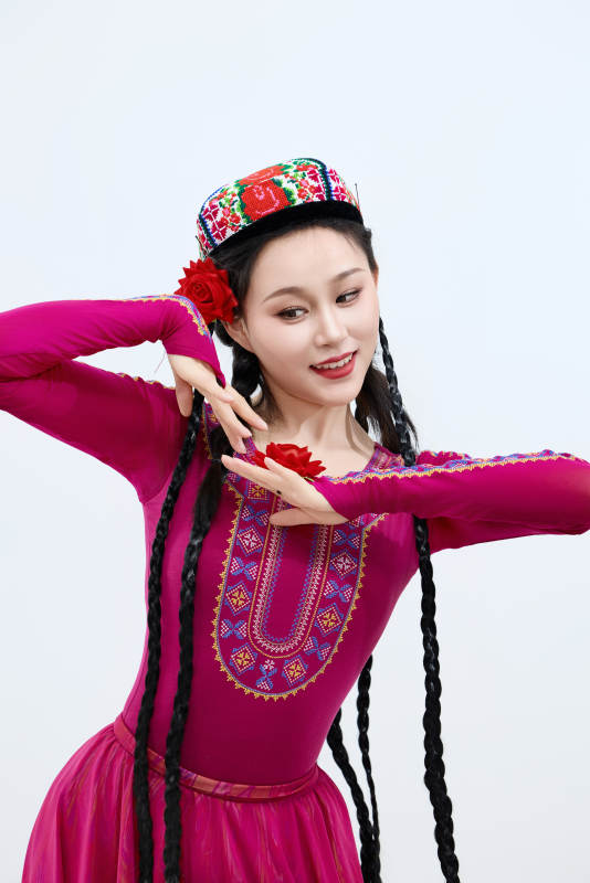 表演中国新疆维吾尔族传统舞蹈的美丽舞者图片