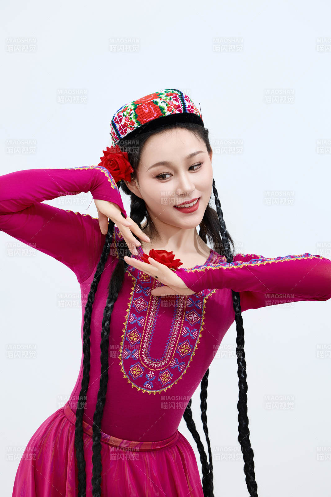 表演中国新疆维吾尔族传统舞蹈的美丽舞者图片