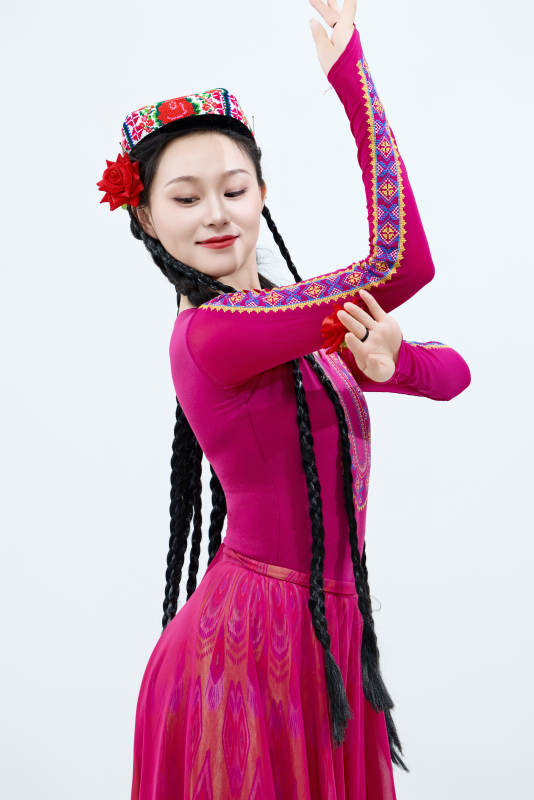 表演中国新疆维吾尔族传统舞蹈的美丽舞者图片