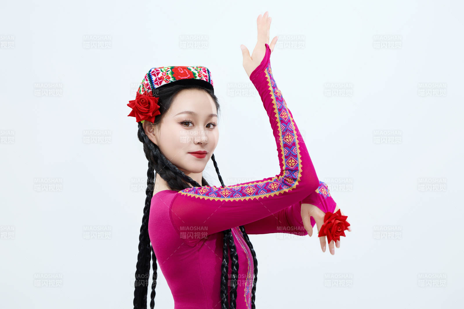 表演中国新疆维吾尔族传统舞蹈的美丽舞者图片