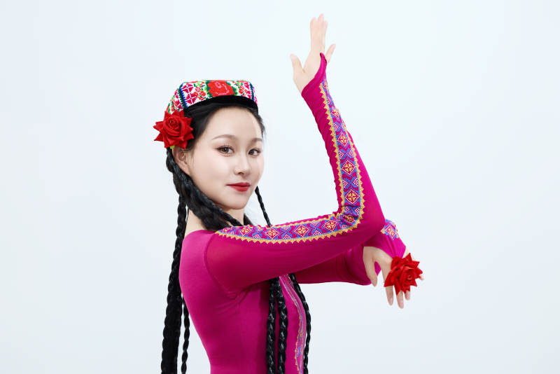 表演中国新疆维吾尔族传统舞蹈的美丽舞者图片