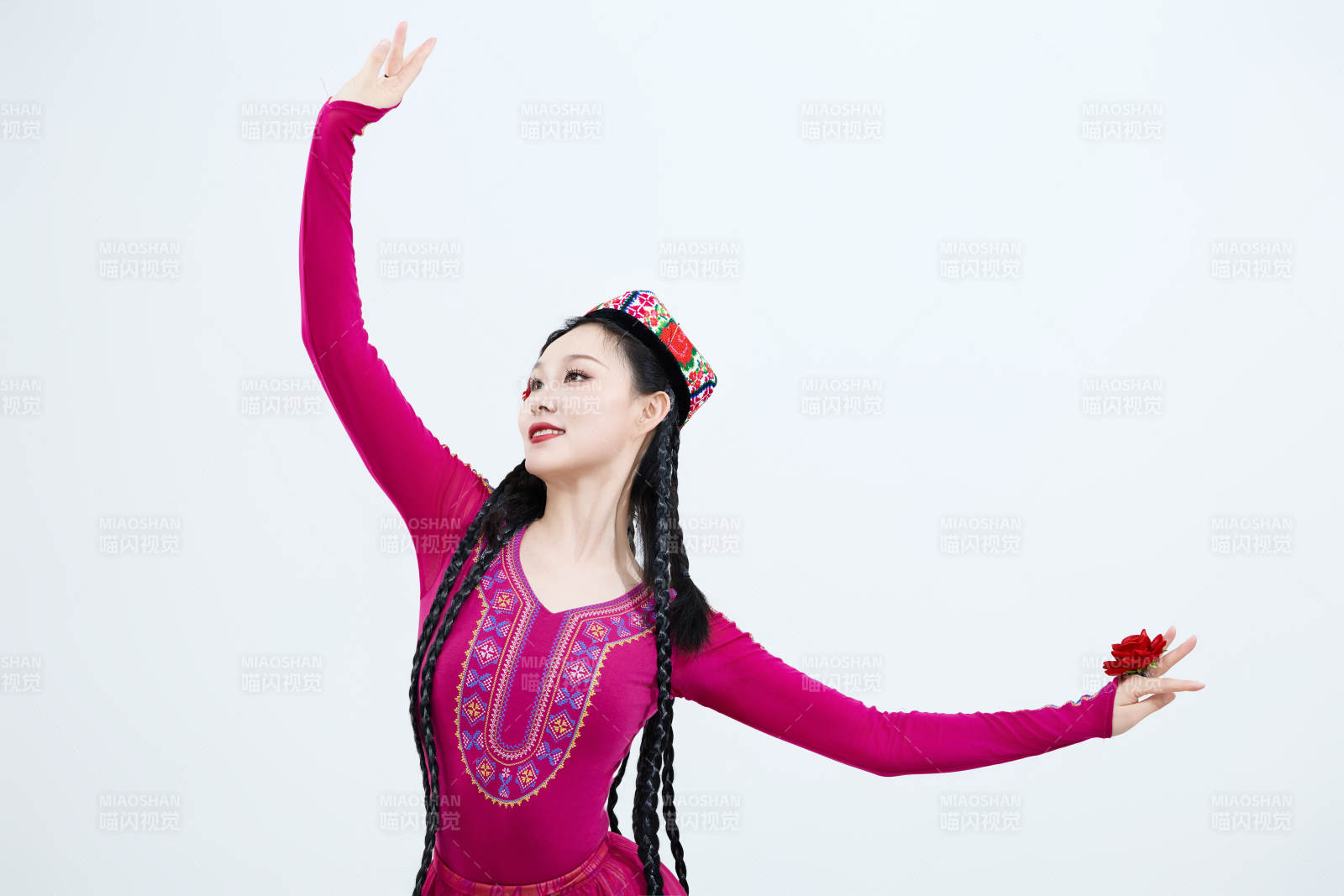 表演中国新疆维吾尔族传统舞蹈的美丽舞者图片