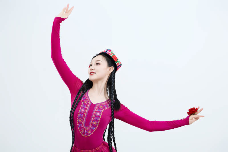 表演中国新疆维吾尔族传统舞蹈的美丽舞者图片