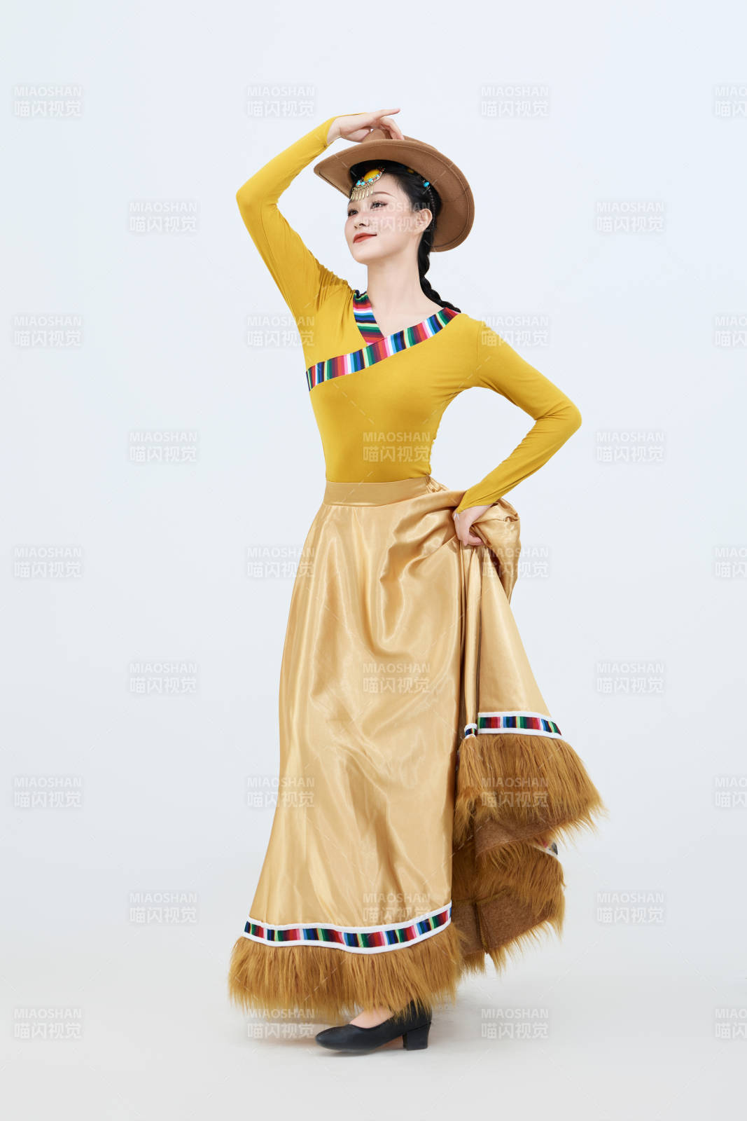 表演中国西藏藏族传统锅庄舞的美丽舞者图片