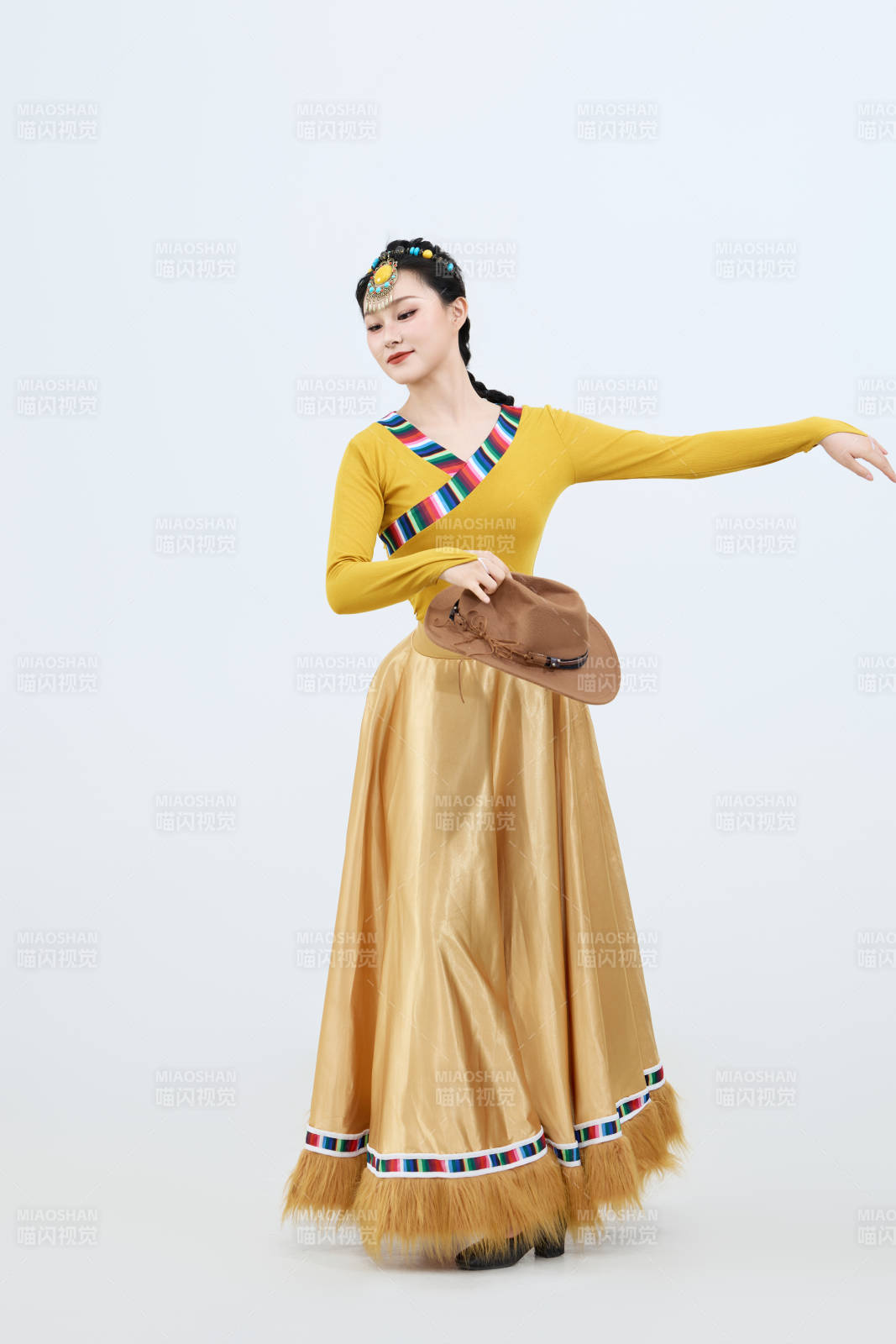 表演中国西藏藏族传统锅庄舞的美丽舞者图片