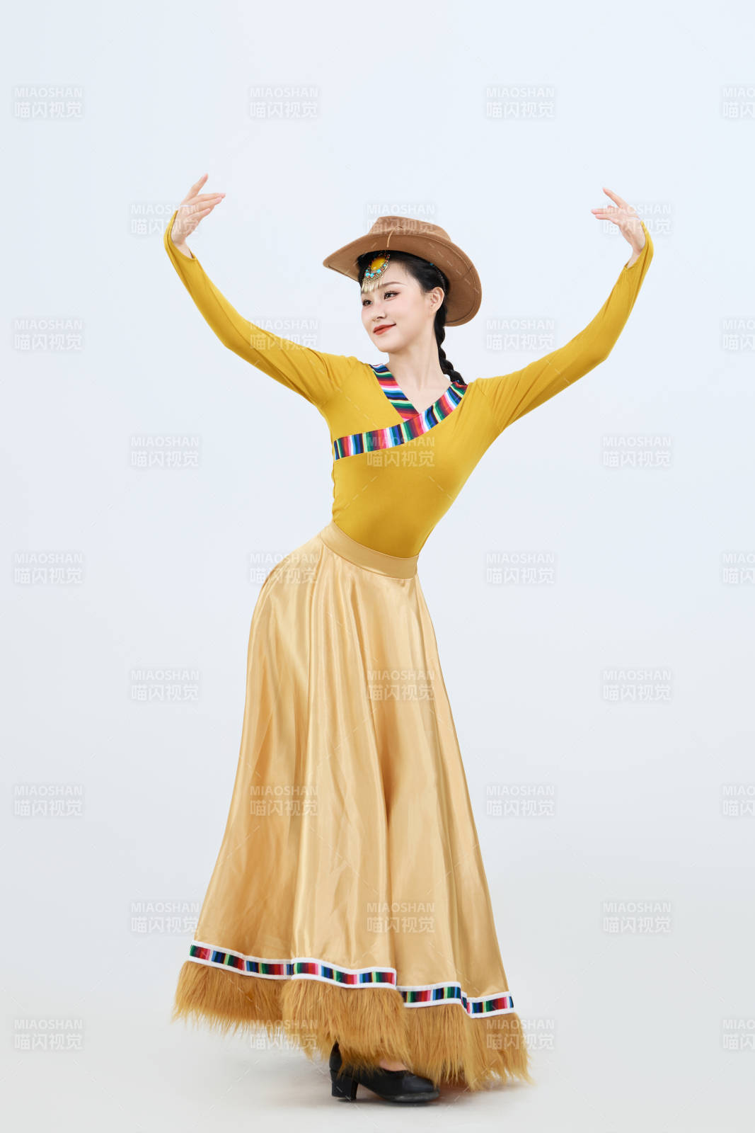 表演中国西藏藏族传统锅庄舞的美丽舞者图片