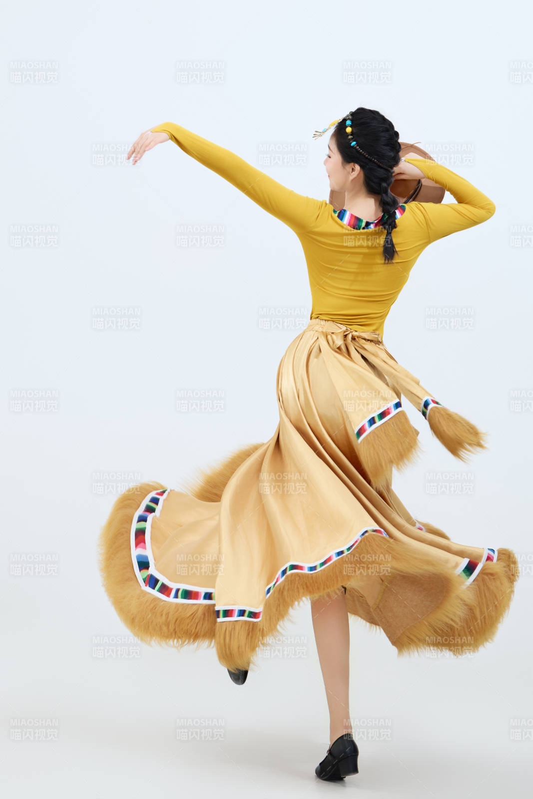 表演中国西藏藏族传统锅庄舞的美丽舞者图片