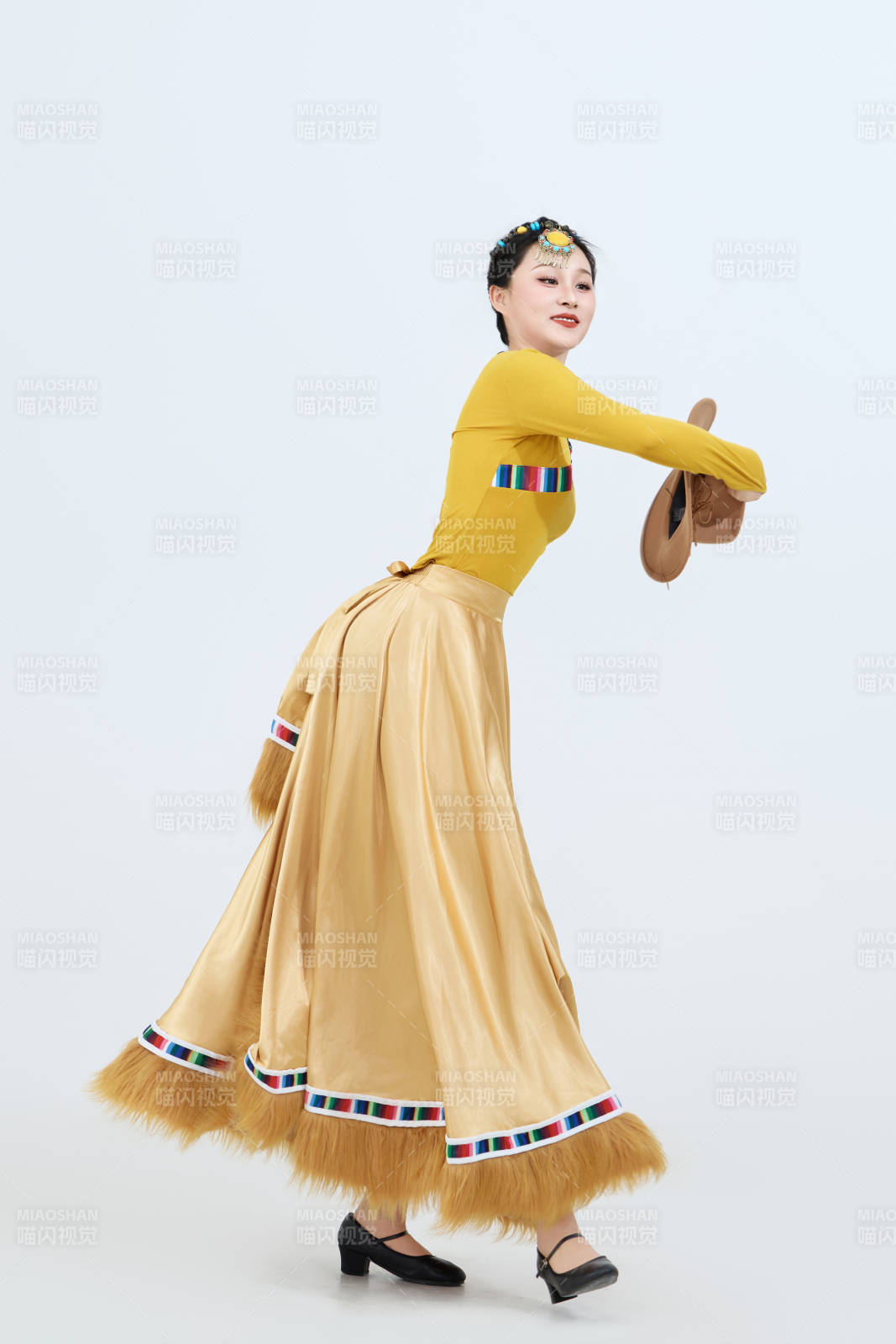 表演中国西藏藏族传统锅庄舞的美丽舞者图片