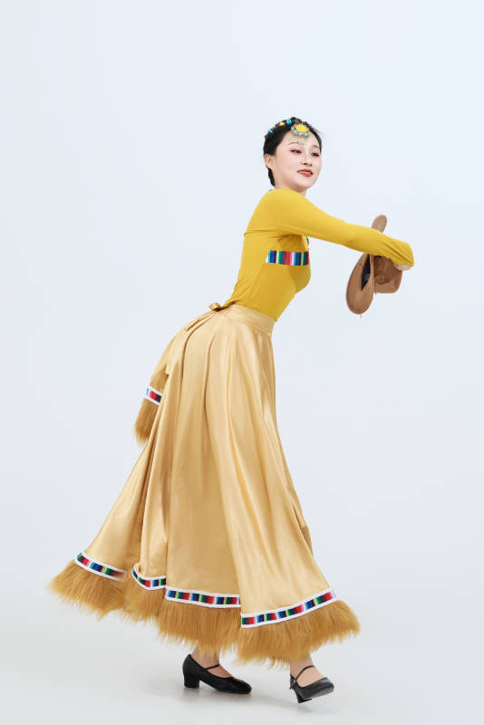 表演中国西藏藏族传统锅庄舞的美丽舞者图片