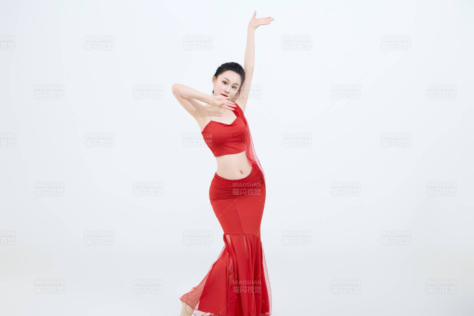 表演中国传统民族舞蹈傣族舞的美丽舞者图片