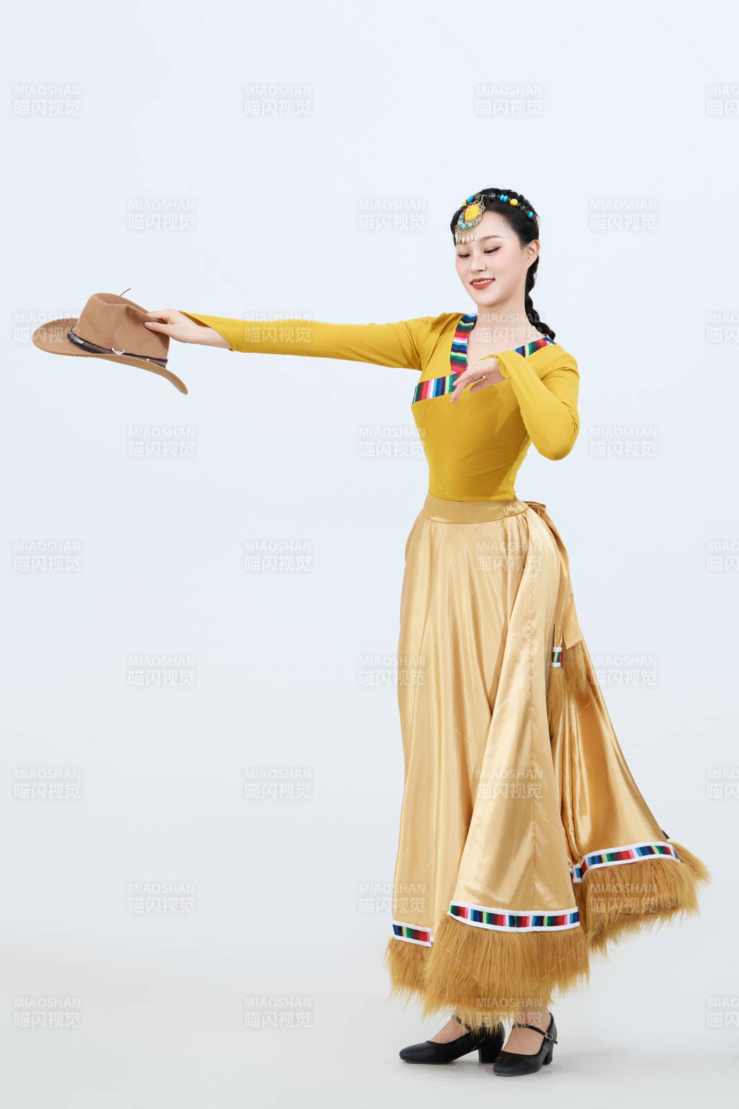 表演中国西藏藏族传统锅庄舞的美丽舞者图片