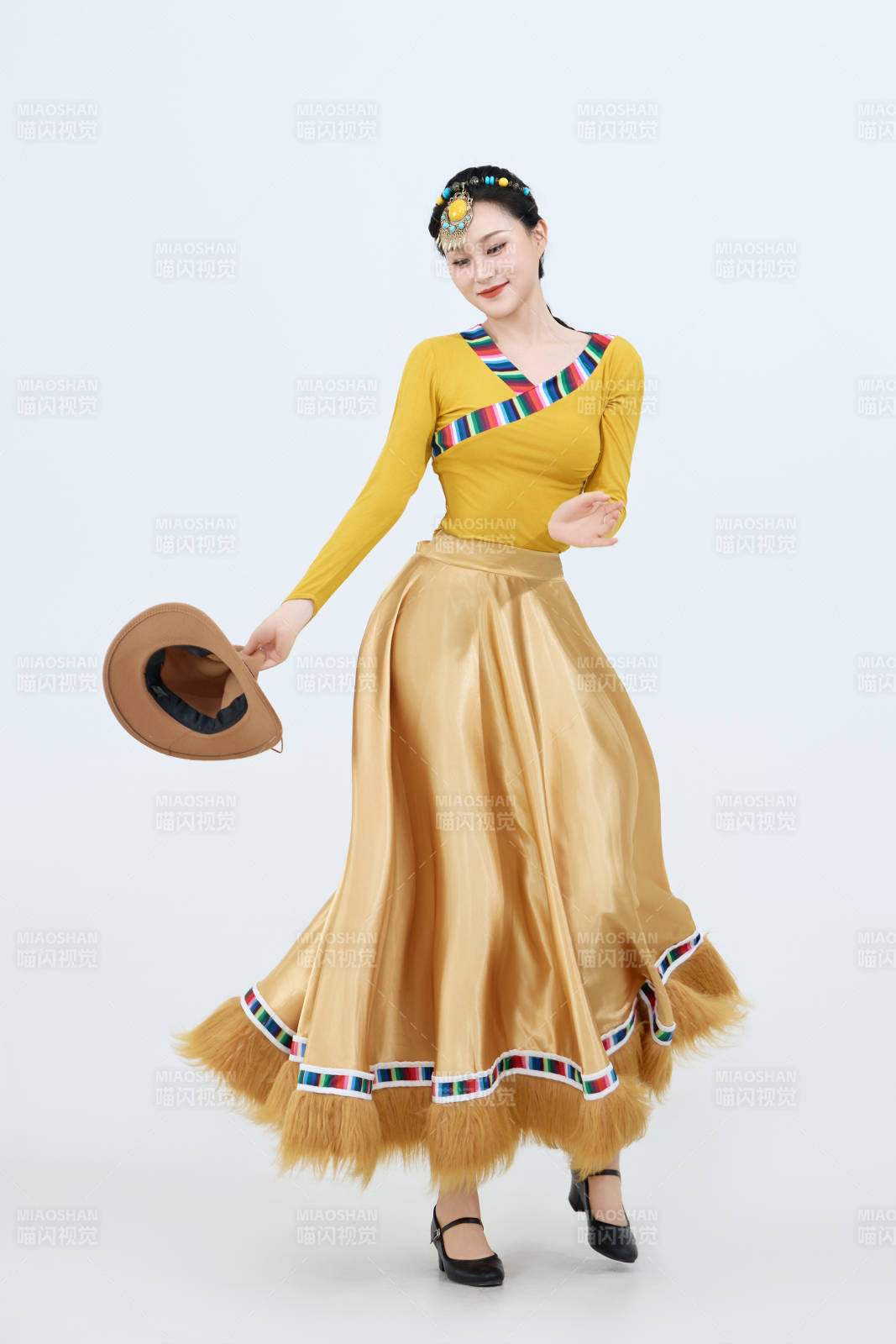 表演中国西藏藏族传统锅庄舞的美丽舞者图片