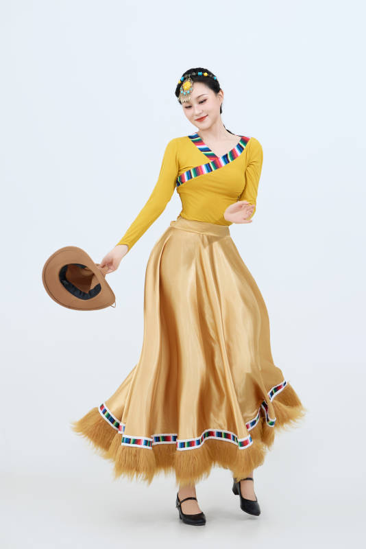 表演中国西藏藏族传统锅庄舞的美丽舞者图片