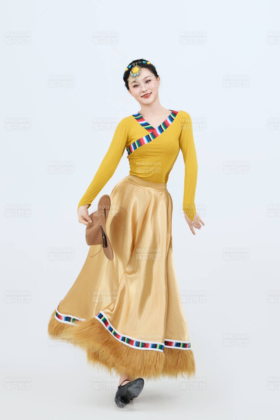 表演中国西藏藏族传统锅庄舞的美丽舞者图片