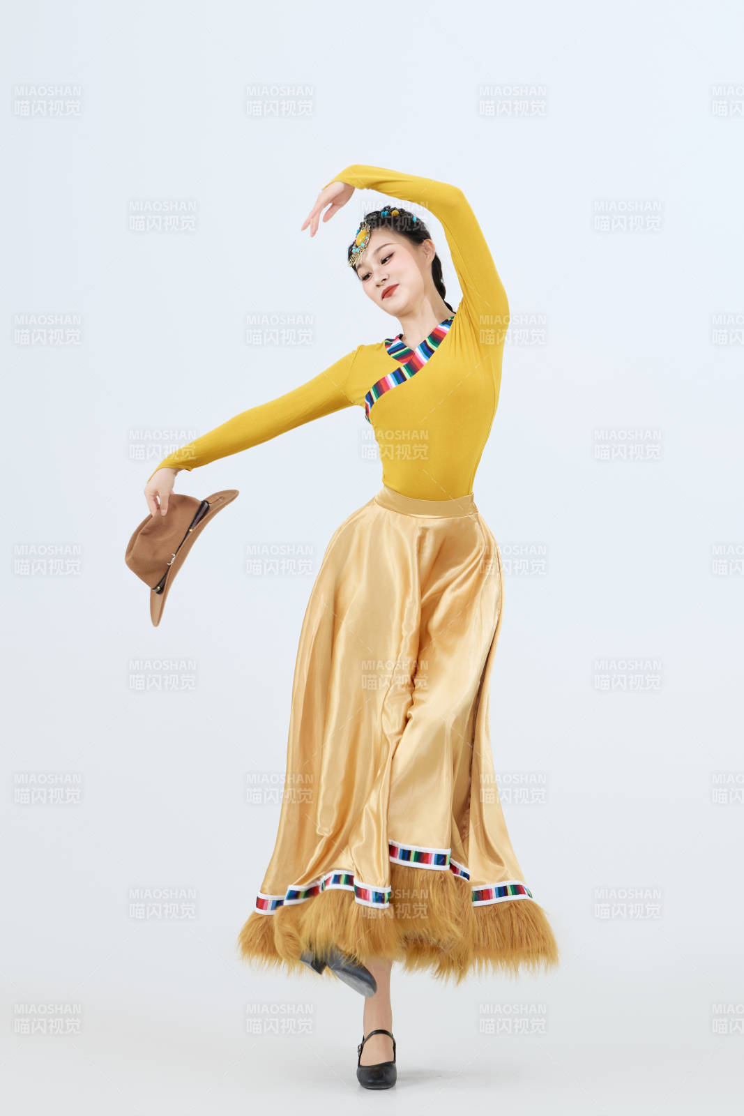 表演中国西藏藏族传统锅庄舞的美丽舞者图片