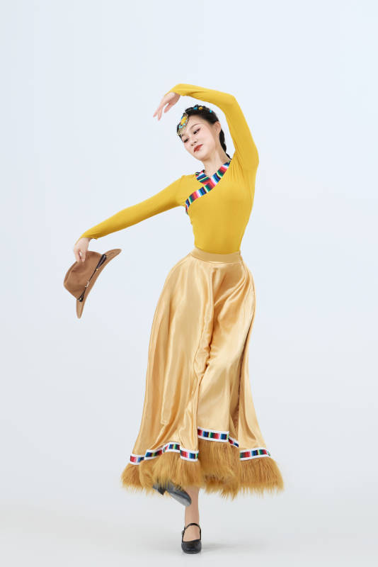 表演中国西藏藏族传统锅庄舞的美丽舞者图片