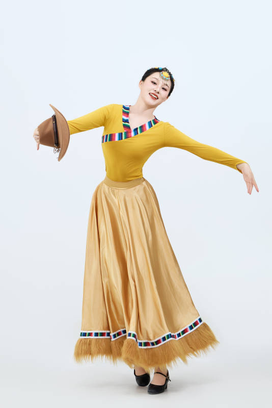 表演中国西藏藏族传统锅庄舞的美丽舞者图片