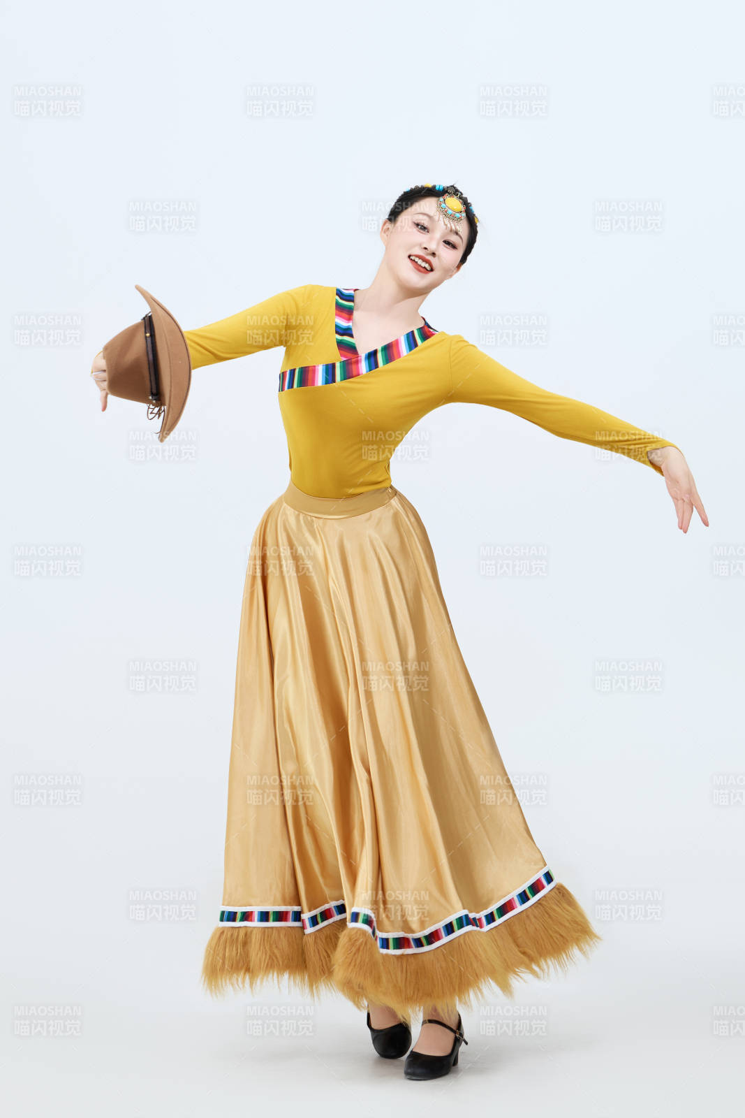 表演中国西藏藏族传统锅庄舞的美丽舞者图片