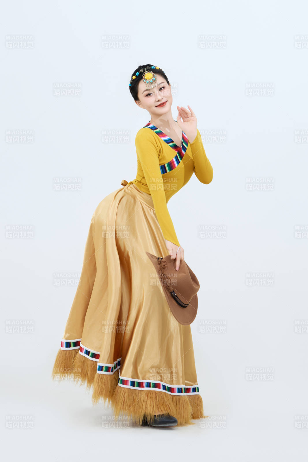 表演中国西藏藏族传统锅庄舞的美丽舞者图片