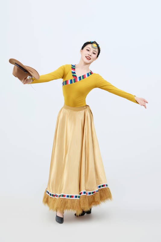 表演中国西藏藏族传统锅庄舞的美丽舞者图片