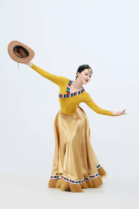 表演中国西藏藏族传统锅庄舞的美丽舞者图片