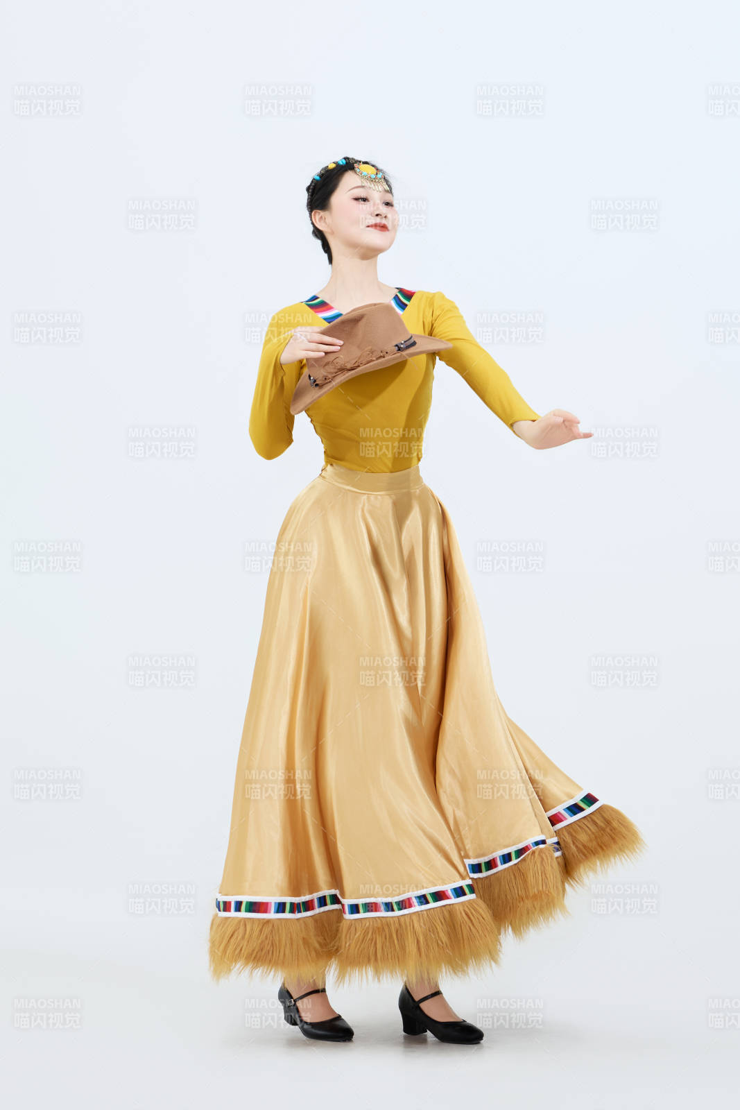 表演中国西藏藏族传统锅庄舞的美丽舞者图片