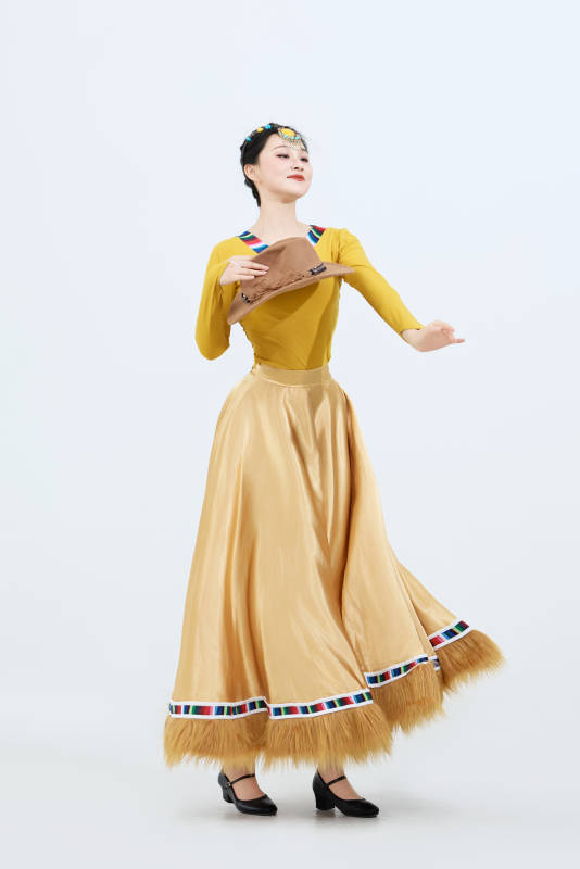 表演中国西藏藏族传统锅庄舞的美丽舞者图片