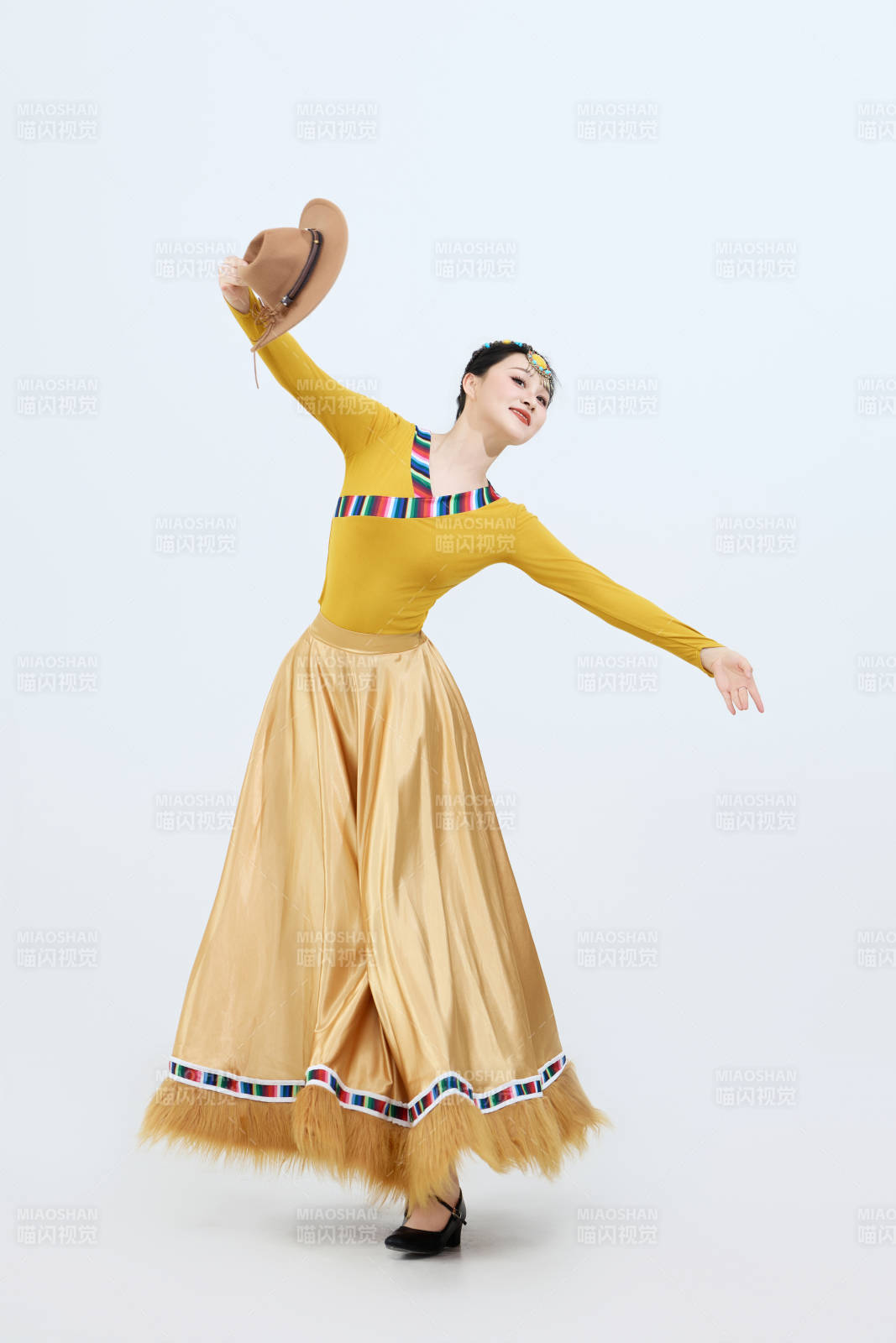表演中国西藏藏族传统锅庄舞的美丽舞者图片