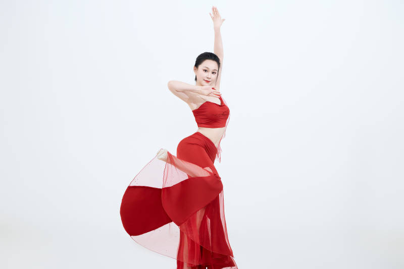 表演中国传统民族舞蹈傣族舞的美丽舞者图片