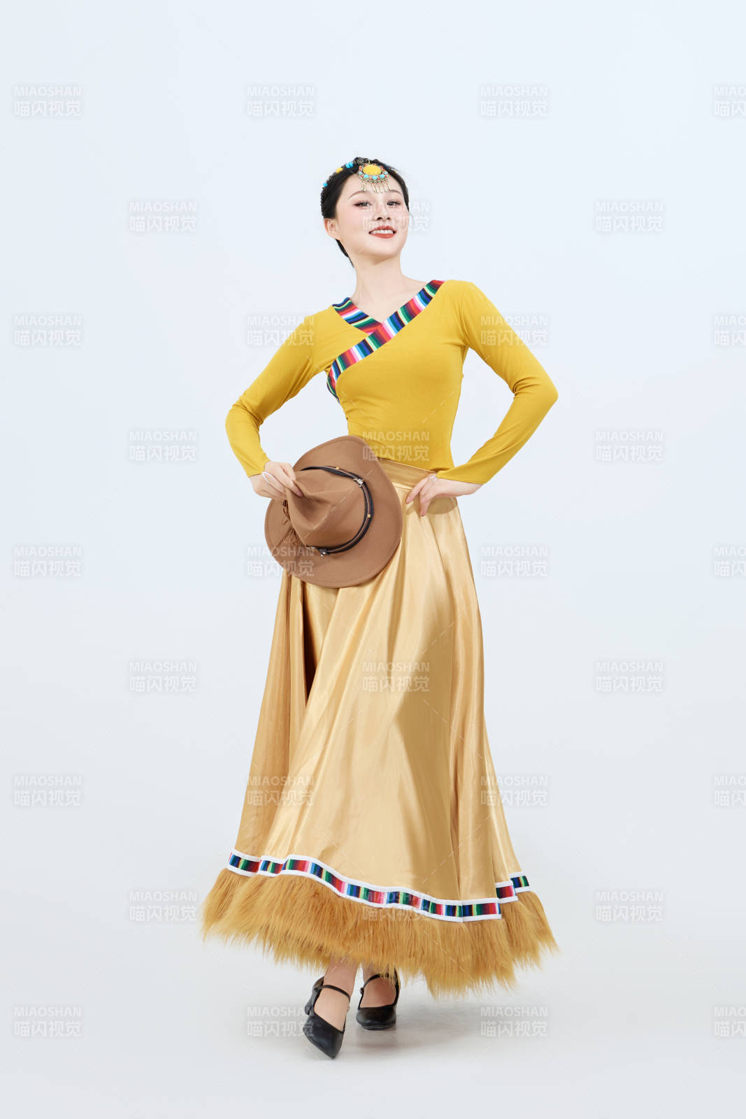 表演中国西藏藏族传统锅庄舞的美丽舞者图片