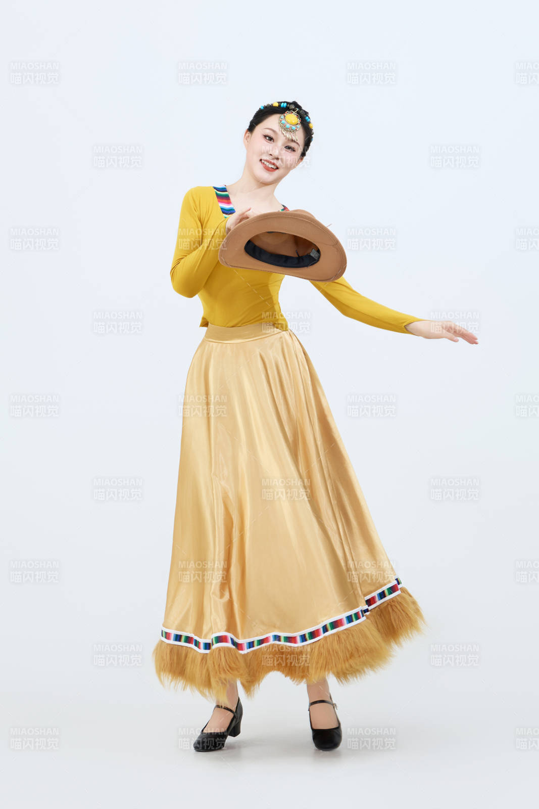 表演中国西藏藏族传统锅庄舞的美丽舞者图片