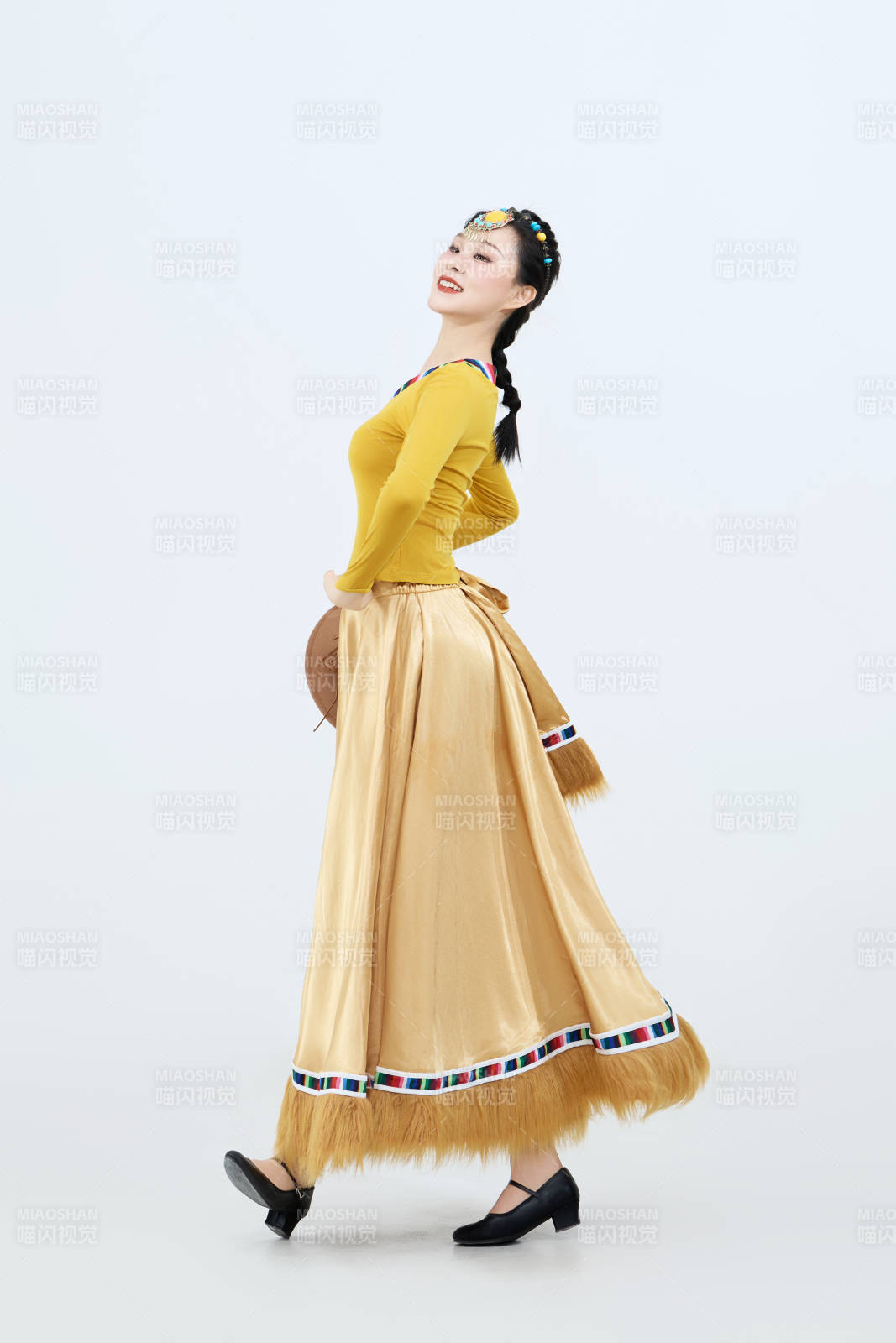 表演中国西藏藏族传统锅庄舞的美丽舞者图片