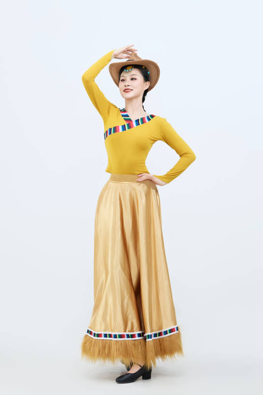 表演中国西藏藏族传统锅庄舞的美丽舞者图片