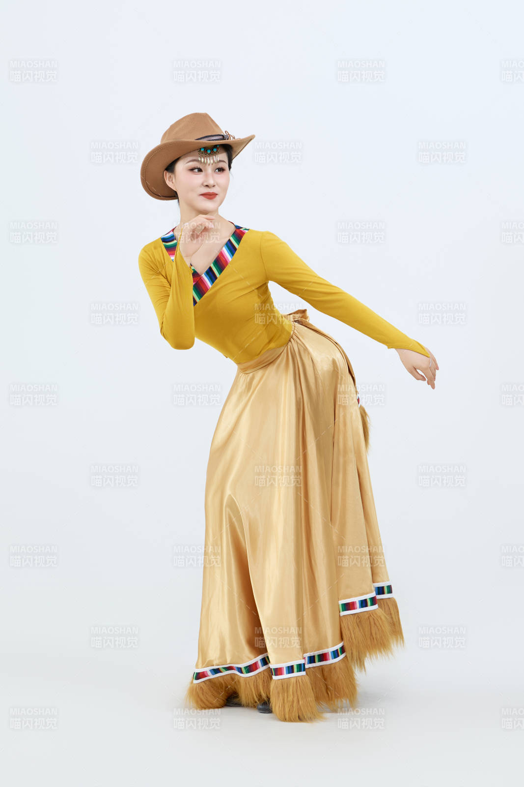 表演中国西藏藏族传统锅庄舞的美丽舞者图片