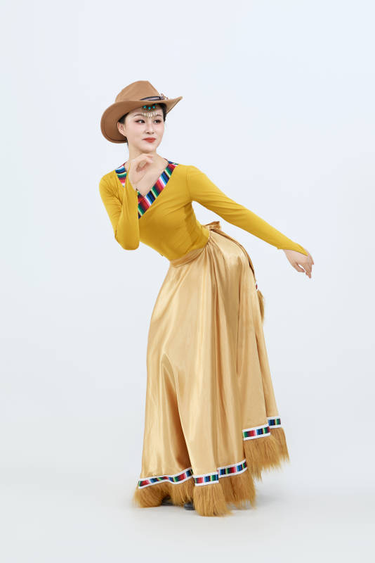 表演中国西藏藏族传统锅庄舞的美丽舞者图片