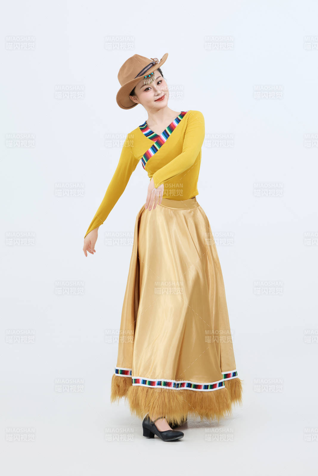 表演中国西藏藏族传统锅庄舞的美丽舞者图片