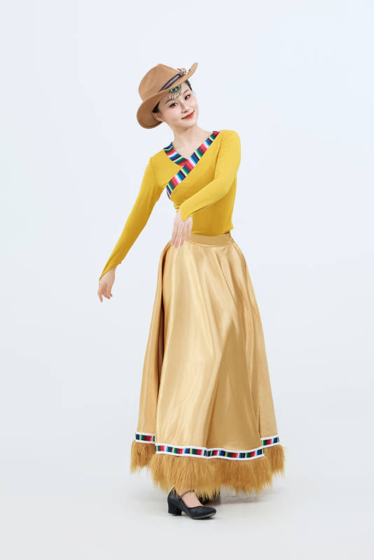 表演中国西藏藏族传统锅庄舞的美丽舞者图片